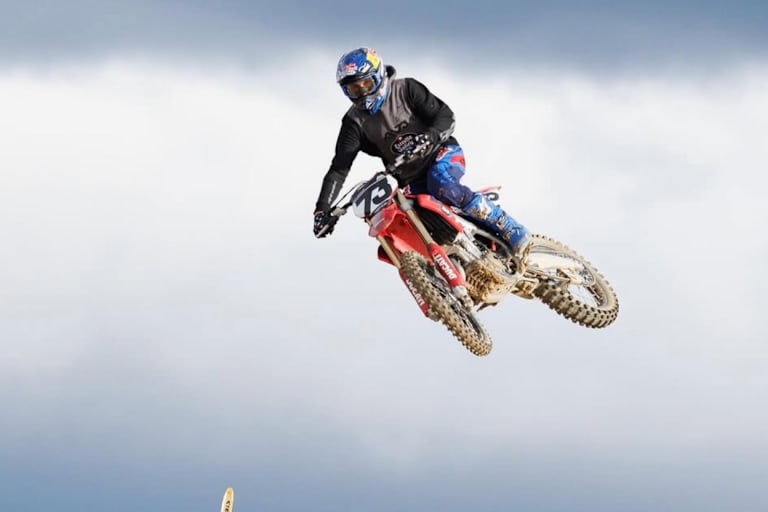 Alex Marquez auf dem Motocross-Bike