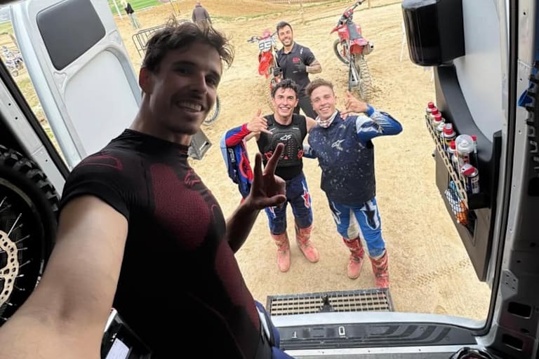 Alex Marquez mit Bruder Marc und Diogo Moreira