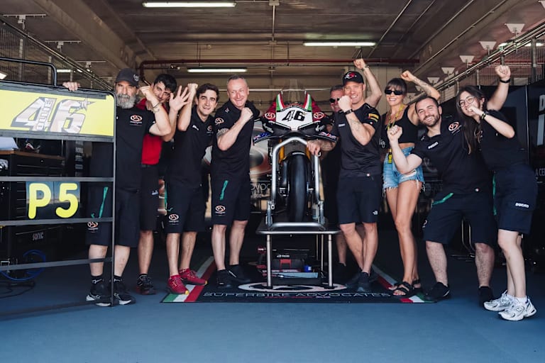 Im Laufe der SBK-WM 2026 wuchs Advocates Racing zu einem Team zusammen
