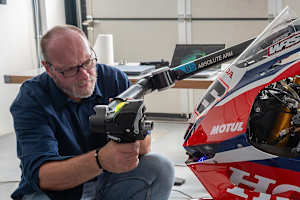 FIM-Mitarbeiter Ludovic Reignier kontrolliert die Verkleidung einer Honda