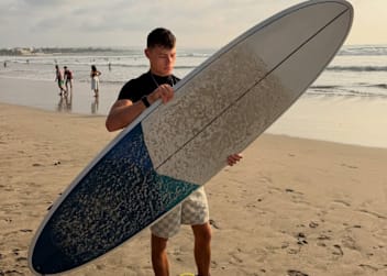 Filip Salac beim Surfen auf Bali