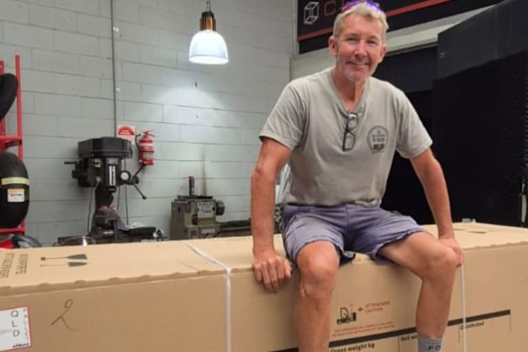 Troy Bayliss beim Empfang seiner Ducati Desmo450 MX