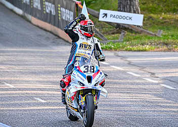 Der Finne Erno Kostamo nach einem seiner Siege in seiner finnischen Heimat