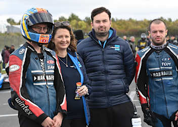 Team Hannafin: Fahrer Sam (li. mit Helm) und Tom Christie