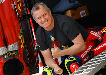 Daumen hoch, John McGuinness wird auch 2027 am Start stehen