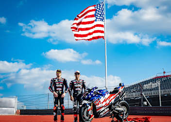 Die Aprilia-Werksfahrer Martin und Bezzecchi mit der neuen «X»