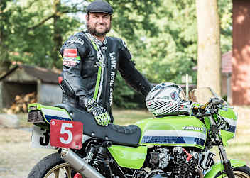 Kenny Hinck macht seine Kollegen auf die Lizenzbestimmungen aufmerksam