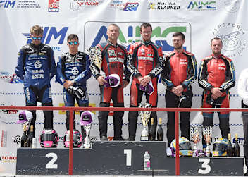 Das stolze Sextett nach dem Hauptrennen auf dem Podium