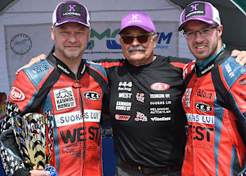 Pekka Päivärinta mit seinem Sponsor Adolf Hänni und Beifahrer Adam Christie