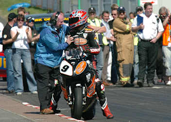 Mervyn White gratuliert Steve Plater 2006 zum Sieg beim NW200
