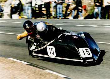 Neil Smith chauffiert 1989 Zuschauer Dave Wood aufs TT-Podium