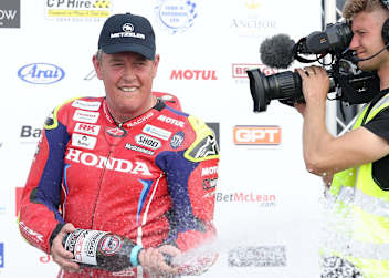 Die Sektdusche zum 100er von John McGuinness muss  verschoben werden