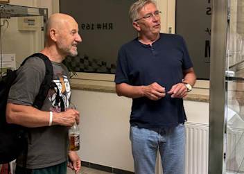 Kabarettist Roland Düringer (li.) war der erste Besucher im Schauraum 