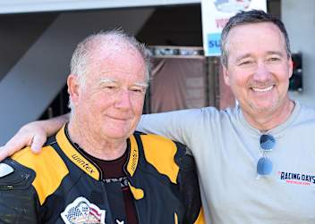 Organisator Wolfgang mit Motorrad-Weltmeister Freddie Spencer