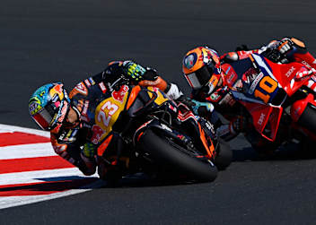 Duell der Lokalmatadoren: Enea Bastianini (KTM) vor Luca Marini (Honda)
