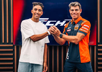 Deal done: Senna Agius mit Tech3-Teammanager Nicolas Goyon