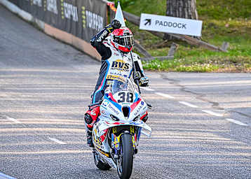Der Finne Erno Kostamo nach einem seiner Siege in seiner finnischen Heimat