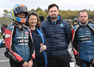 Team Hannafin: Fahrer Sam (li. mit Helm) und Tom Christie