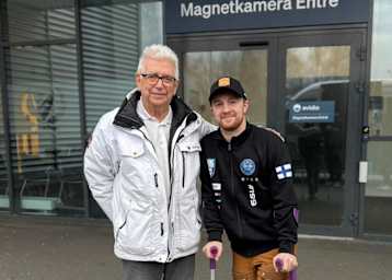 Martin Haarahiltunen (r.) vor der Radiologie in Karlstad 