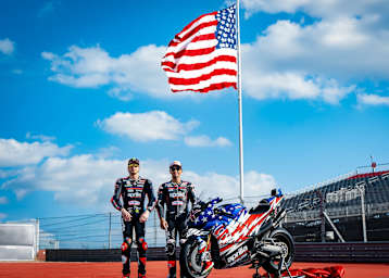 Die Aprilia-Werksfahrer Martin und Bezzecchi mit der neuen «X»