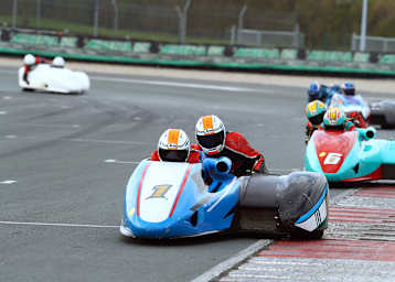 Sam und Tom Christie präsentieren als Weltmeister stolz die Startnummer 1