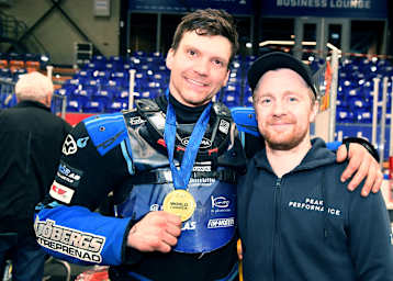 Weltmeister Niclas Svensson (li.) mit seinem Vorgänger Martin Haarahiltunen