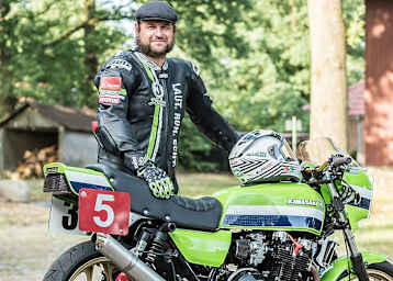 Kenny Hinck macht seine Kollegen auf die Lizenzbestimmungen aufmerksam