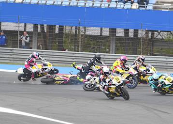 Der erste Lauf wurde nach einem Massencrash abgebrochen und neu gestartet