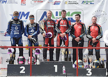 Das stolze Sextett nach dem Hauptrennen auf dem Podium