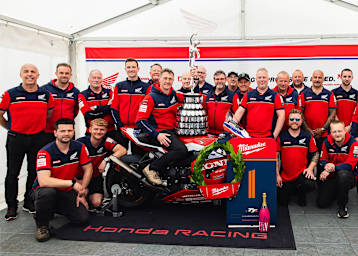 Dean Harrison plus Honda-Team mit der Trophäe für den Sieg in der Senior-TT