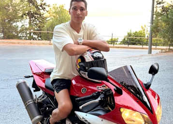 MotoGP-Pilot und Superbike-Champion Razgatlioglu auf einer «alten» R1