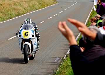 Michael Dunlop ließ sich auch von einem Ölleck nicht einbremsen