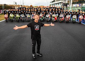 Lucio Cecchinello feiert in Misano mit seinem Team – und GP-Legenden
