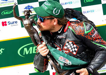 Gleich viermal durfte Johnny Stewart beim Manx GP die Trophy küssen
