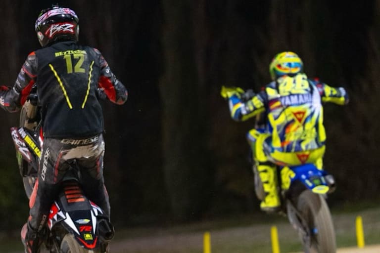 Marco Bezzecchi und Valentino Rossi auf der MotoRanch in Tavullia