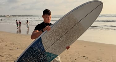 Filip Salac beim Surfen auf Bali