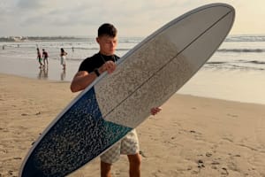 Filip Salac beim Surfen auf Bali