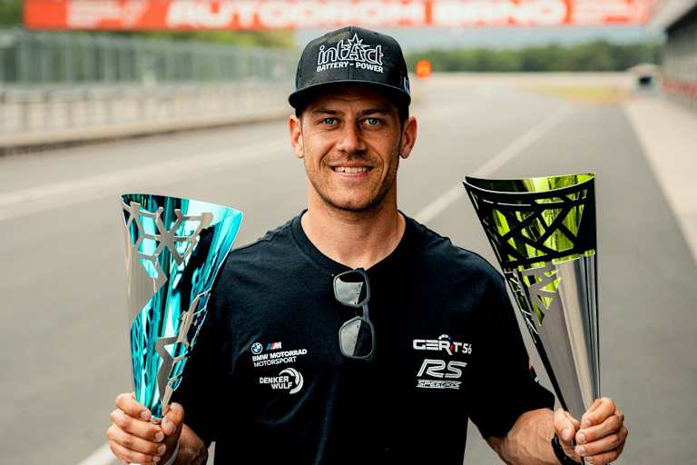 Marcel Schrötter mit zwei Brünn-Souvenirs
