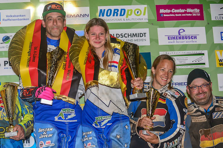 Bridget Portijk (2.v.l.) ist neue Beifahrerin von Markus Brandhofer (r.)