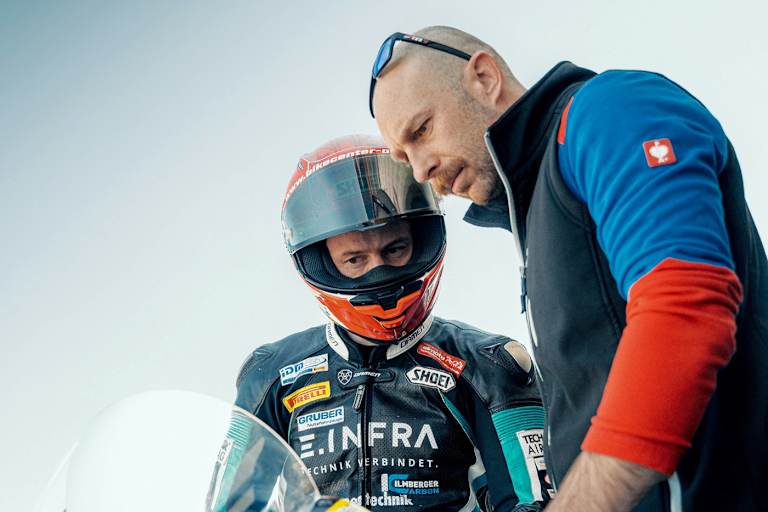 Toni Finsterbusch mit seinem Mechaniker Filip Altendorfer