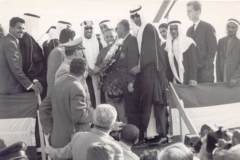 Ibn Saud 1963 in Aspern mit Hofstaat bei der Siegerehrung für Kurt Ahrens