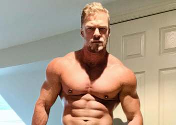 Alan Ritchson soll einen ehemaligen MotoGP-Profi spielen