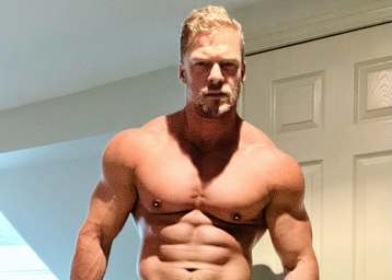 Alan Ritchson soll einen ehemaligen MotoGP-Profi spielen