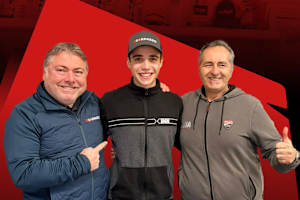 Noah Dettwiler (Mitte) kehrt zurück auf die Rennstrecke