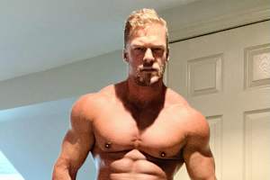 Alan Ritchson soll einen ehemaligen MotoGP-Profi spielen