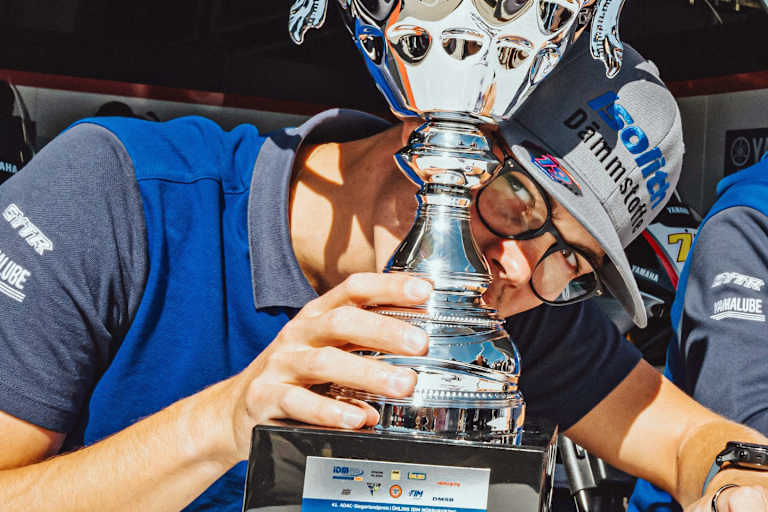 Andreas Kofler macht Pause beim Sammeln von Pokalen