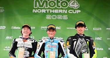 Man spricht deutsch auf dem Podest des Moto4 Northern Cup