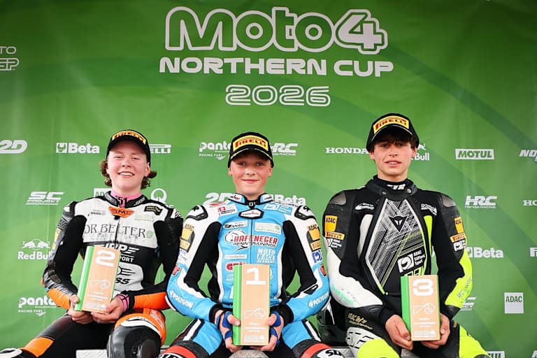 Man spricht deutsch auf dem Podest des Moto4 Northern Cup