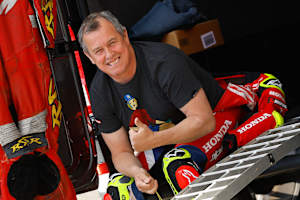 Daumen hoch, John McGuinness wird auch 2027 am Start stehen