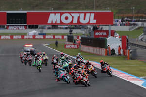 David Almansa (Nr. 22) gewann das Moto3-Rennen in Japan